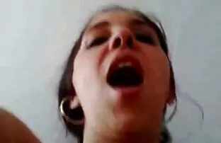 Una ragazza dai capelli castani ha un bel corpo che fa la doccia e film porno italiano gratis completo usa la carezza dell'acqua per amarla