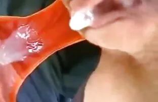 Una giovane bionda lussuosa si getta coraggiosamente nell'abisso di una scopata depravata con due uomini video amatoriali italiani gratuiti neri