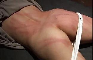 Giovane ragazza film erotici italiani gratuiti si spoglia nello spogliatoio e merda in esso